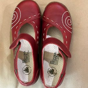 Women’s red clogs. New.